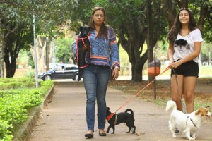 Imagem mostra Paola e  Ana Paula de Vasconcelos que resgatam e cuidam de nove animais .Dia nacional de adotar um animal