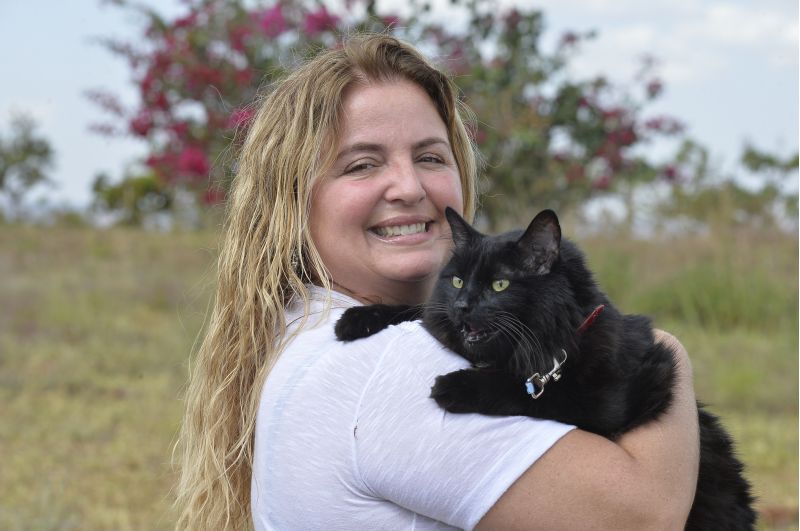 abandono de animais: a imagem mostra Daniella Nardelli, fundadora do Projeto de adoção São Francisco.
