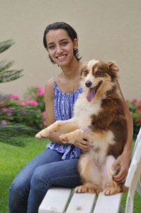 foto de uma moça com seu cão que ilustra matéris sobre peludos.ludo