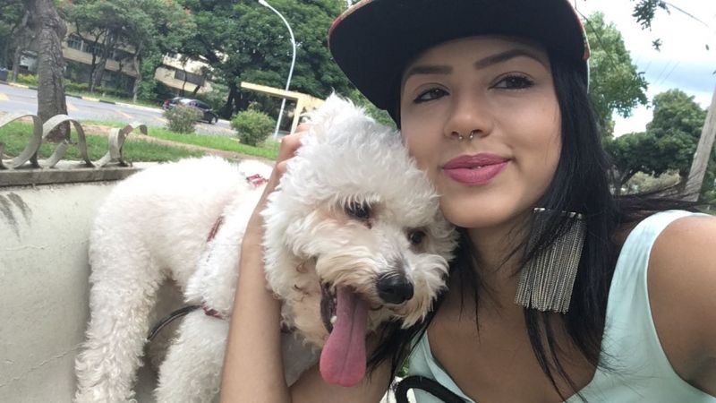 Pet saúde: Imagem mostra Marcela Sardou e seu cachorro Fred.