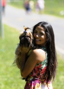 Adotar um animal: Foto mostra tutora com cãozinho adotado.