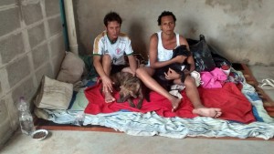 Carlos, Renata, Milady e Paçoca moram em um barracão 
