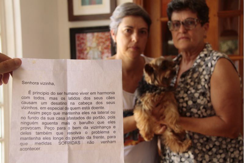 02/01/2017. Crédito: Ana Rayssa/Esp. CB/D.A. Press. Brasil. Brasília - DF. Cachorrada. Patrícia Fernades (saia) e Thusnelda Frick são donas de 8 cachorros e receberam uma carta anônima reclamando do barulho e pedindo para não deixar os cachorros na frente da casa. Durante os dias elas são obrigadas a deixar os cães em um espaço pequeno para não incomodar os vizinhos.