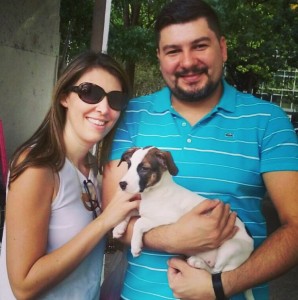 Ana Paula, Bruno e Maya: o casal se apaixonou à primeira vista pela cadelinha Crédito: arquivo pessoal