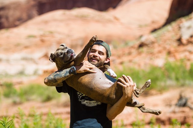 De cão assustado a exploradora do mundo Crédito: Instagram/penidog