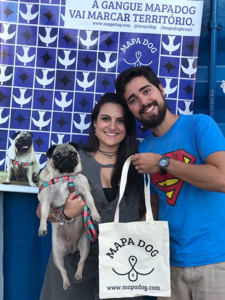 Júlia e Igor, acompanhados da Mafalda, a musa inspiradora do Mapadog Crédito: Divulgação 