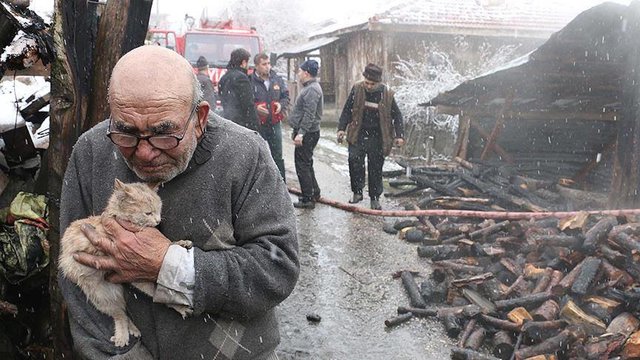 Essa imagem rodou a Turquia e emocionou o país. Crédito: Facebok/NTV Radyo