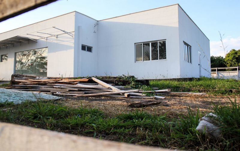 12/05/2017. Credito: Arthur Menescal/Esp.CB/D.A. Press. Brasil. Brasilia - DF. As obras paradas no Hospital Veterinário colocaram 