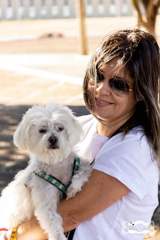 Bidu, 11 anos, com a tutora: "Hoje ele é outro cachorro", comemora Patricia Crédito: Arquivo pessoal 