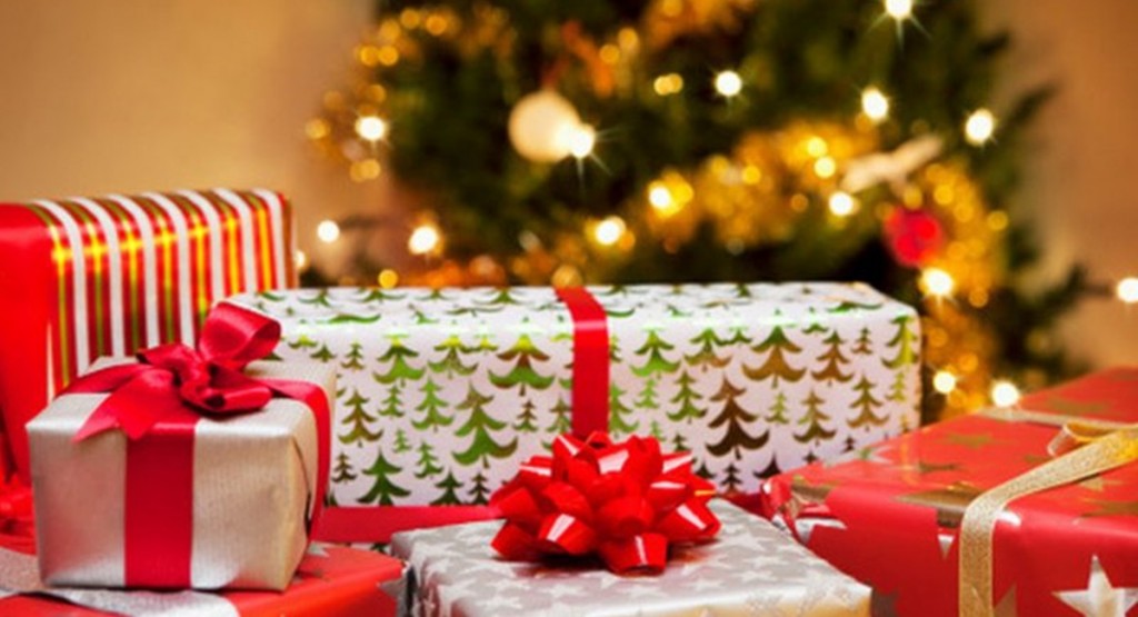 A árvore de Natal, sempre linda, pode receber os presentes