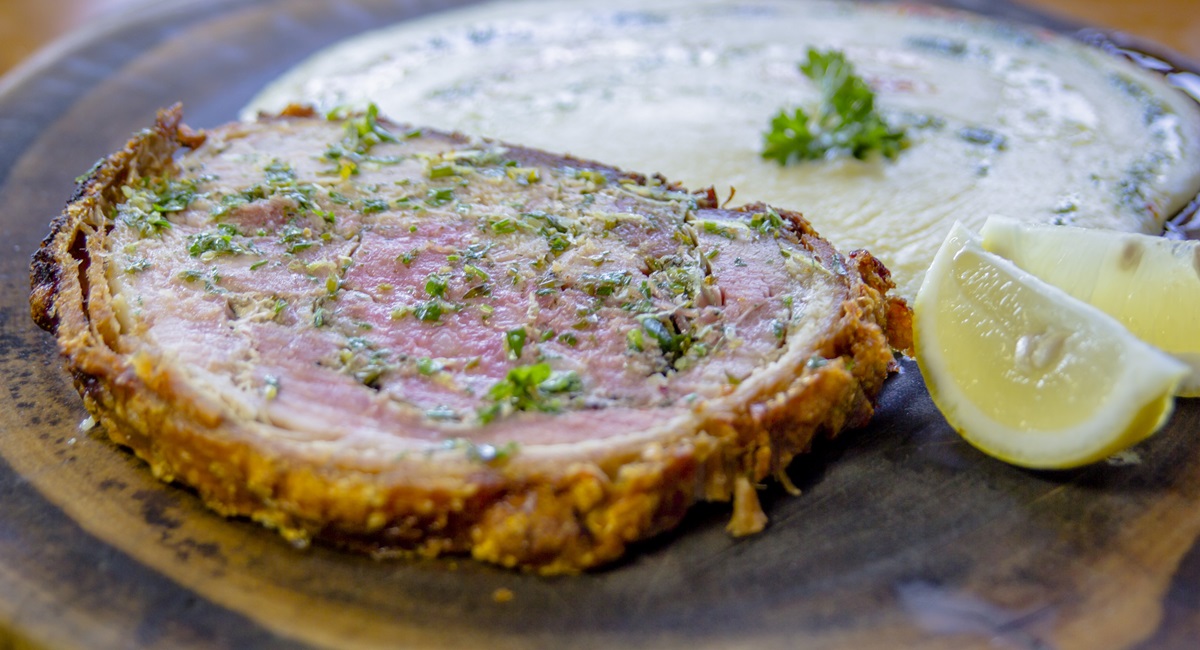 Porchetta com polenta de receita secreta do Luiz Trigo no Le Birosque