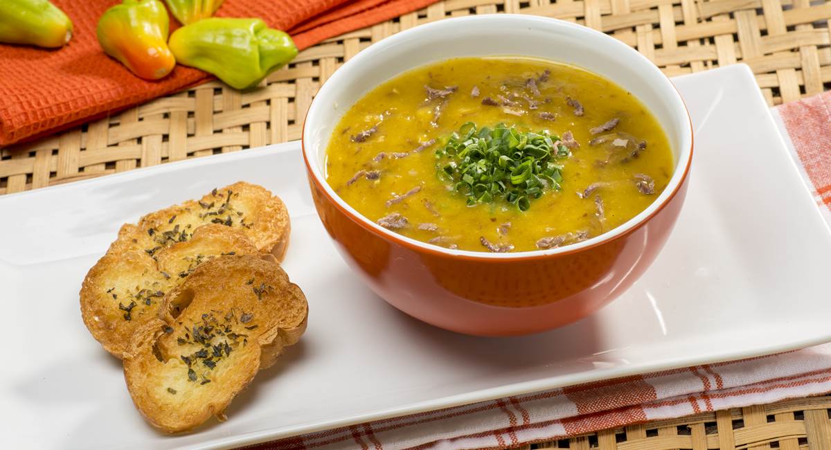 O caldo de carne é uma das receitas servidas no Panelinha