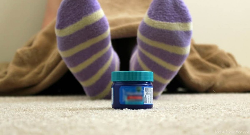 Dormir de meia com os pés lambuzados de pomada é simpatia contra a gripe