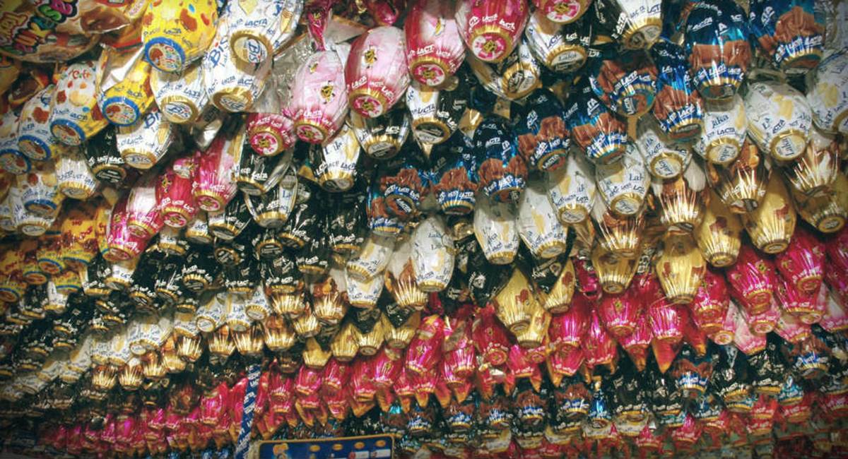 Impossível não notar ovos de Páscoa em ameaçadores displays nos mercados da cidade