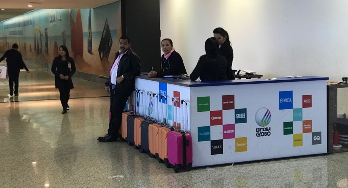 Indesejáveis guichês de revistas no saguão de embarques de aeroportos.