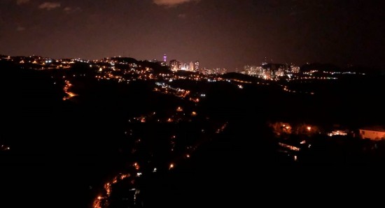 Vista noturna da casa de Ronaldo Fraga: hospitalidade nota dez