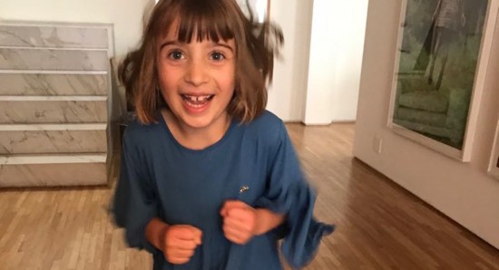Crianças felizes e educadas alegram as férias