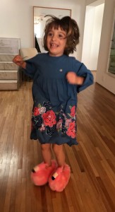 Valentina feliz da vida com as pantufas novas
