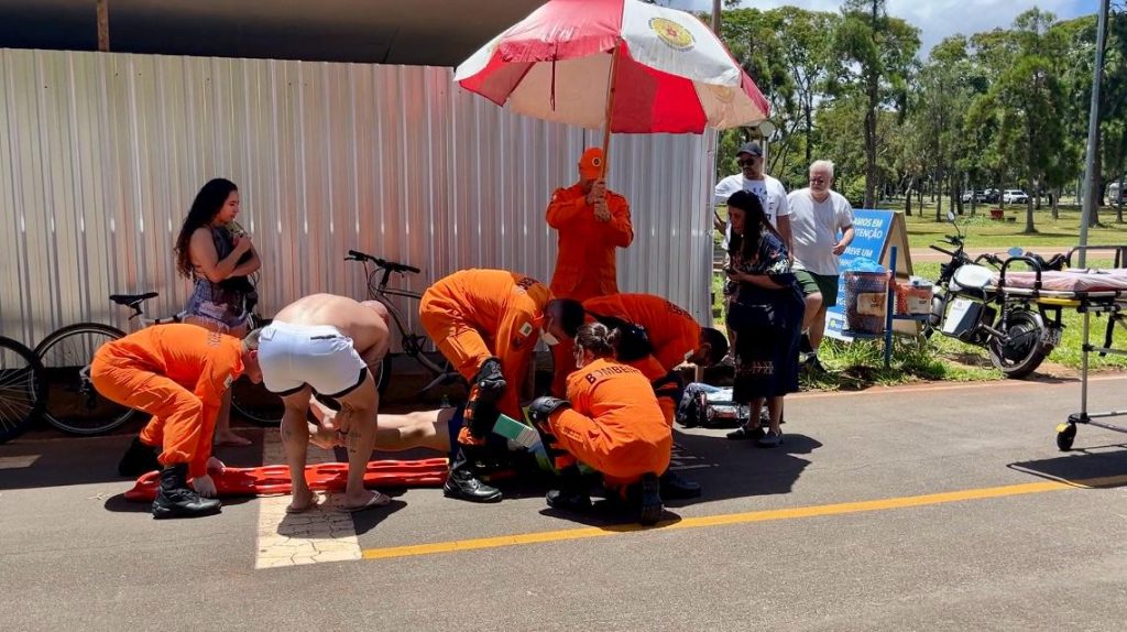 ciclista atendido na pista