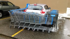 Clientes de mercado se vingam de motorista que estacionou em duas vagas