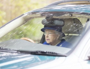 Rainha Elizabeth é flagrada dirigindo o próprio carro