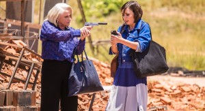 Mag (Vera Holtz) ameaça Beth (Regiane Alves)