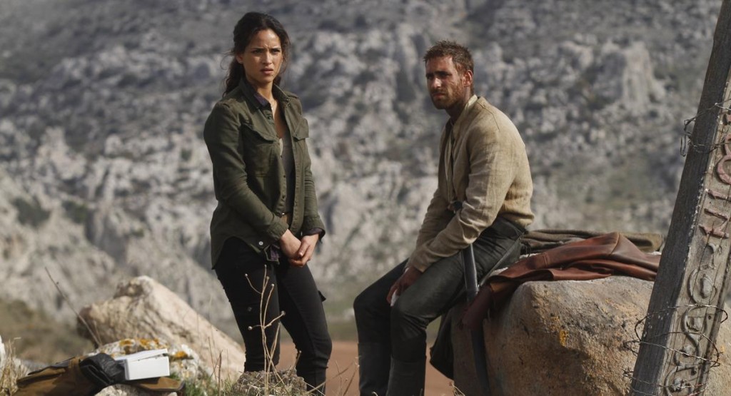 Adria Arjona e Oliver Jackson-Cohen como Dorothy e "Espantalho Lucas"