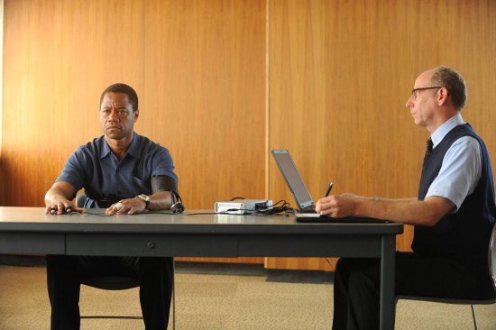 . American crime story: O povo contra O. J. Simpson retrata a história real do julgamento do ex-jogador de futebol americano acusado de assassinar a esposa