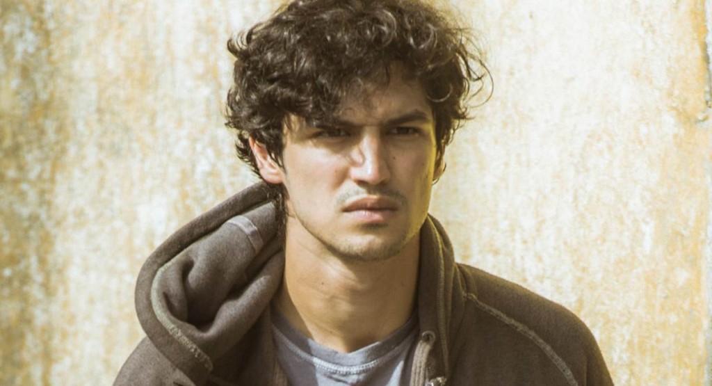 Gabriel Leone se destaca na estreia de Os dias eram assim