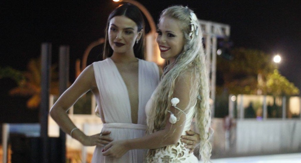 Atriz Isis Valverde e sereia profissional Mirella Ferraz