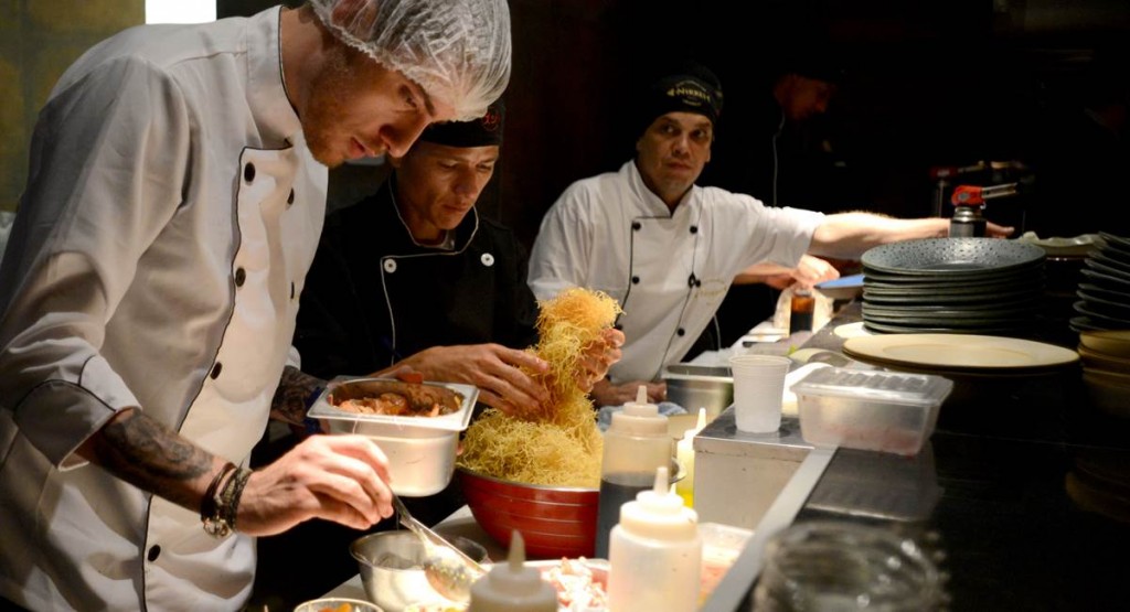 André Violatti/Divulgação. Roger Fernandes comanda ilha de ceviches do Nikkei