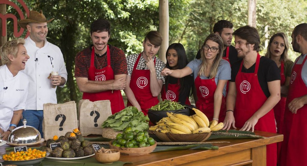 Mara Alcamim diverte os participantes do MasterChef