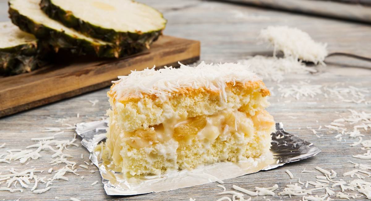 Bolo de abacaxi com coco 
