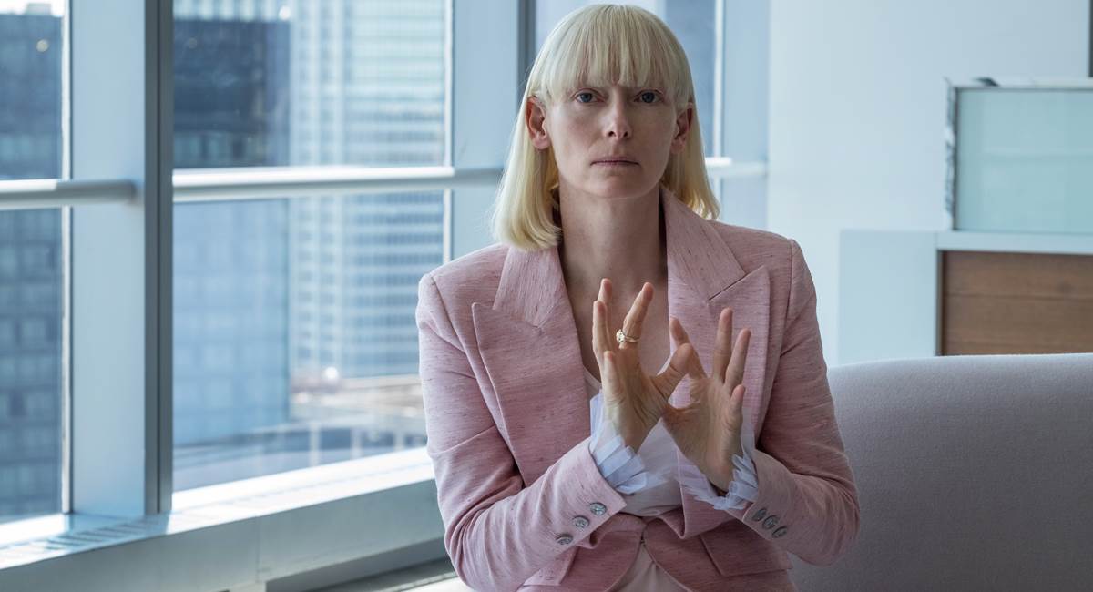 Tilda Swinton como a personagem Lucy Mirando em Okja