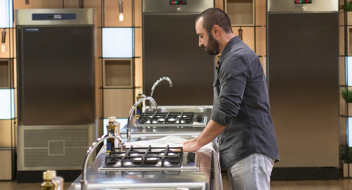 Valter devolve o avental de MasterChef
