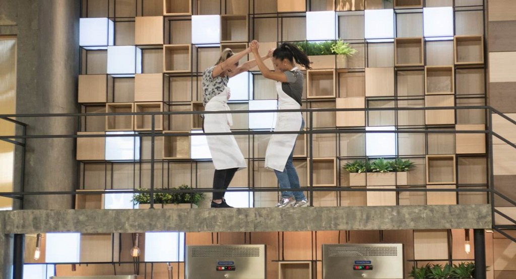 Deborah e Michele comemoram a classificação para a final do MasterChef