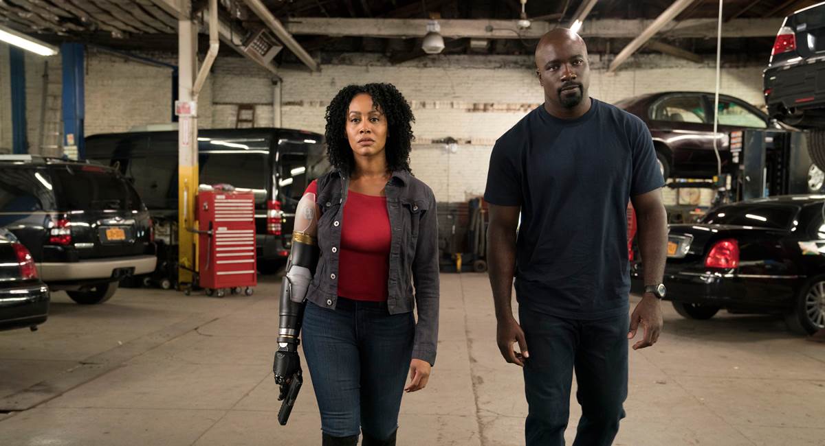 Crédito: Entertainment Weekly/Reprodução. Misty com o braço biônico na imagem promocional da segunda temporada de Luke Cage