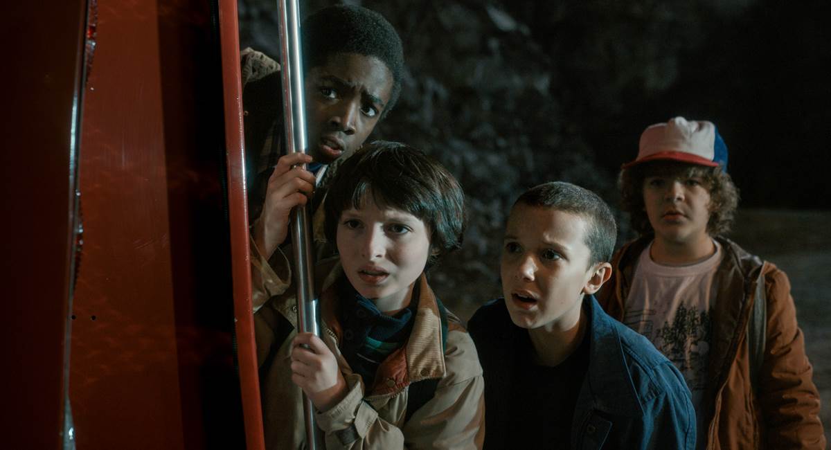 Cenas da primeira temporada da série Stranger Things da Netflix.