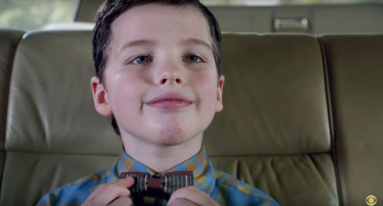 Iain Armitage na pele de Sheldon Cooper, na série Young Sheldon