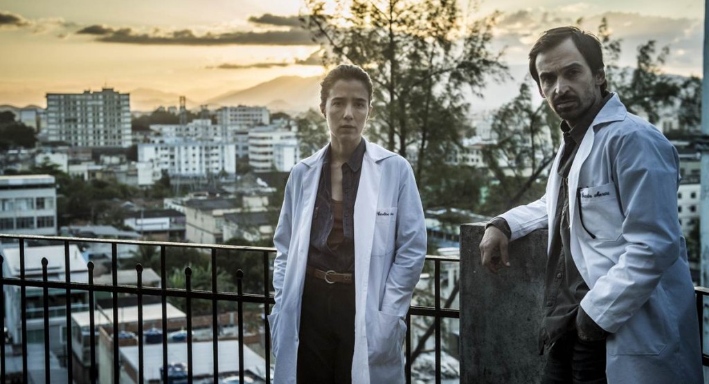 Julio Andrade e Marjorie Estiano no seriado Sob pressão