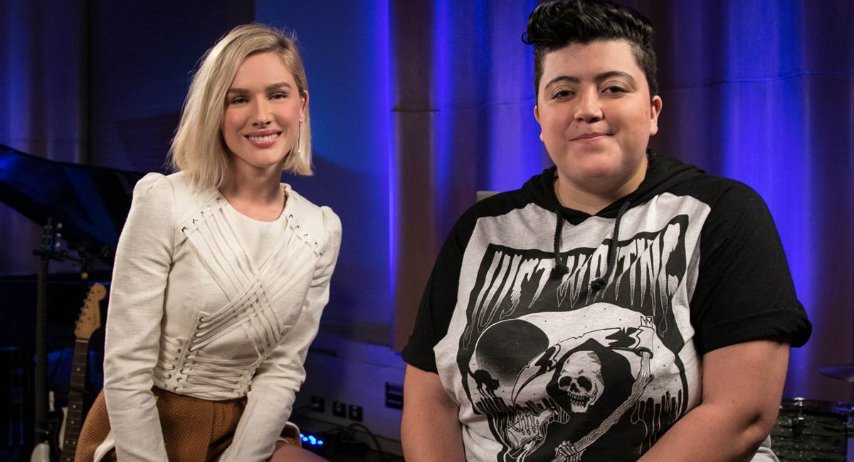 Fiorella Mattheis e Ana Vilela no programa The voice extras do canal Sony
