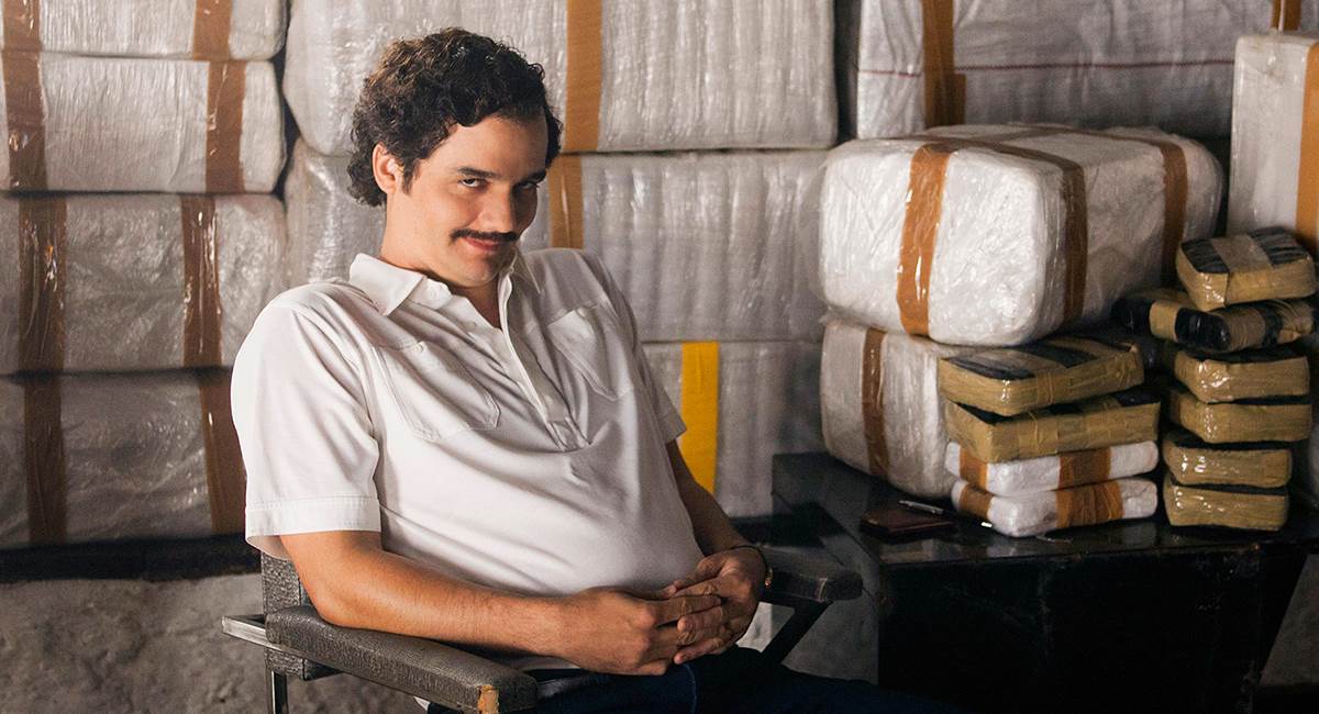 Ator Wagner Moura interpreta Pablo Escobar em cena da série Narcos.