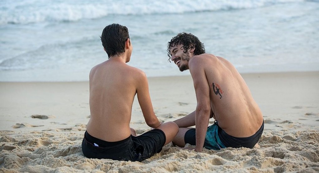 Já operado, Ivan vai à praia com Cláudio
