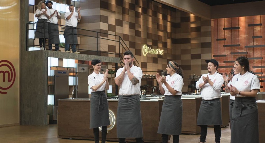 Pablo se emociona ao ouvir elogios de Paola Carosella em MasterChef Profissionais