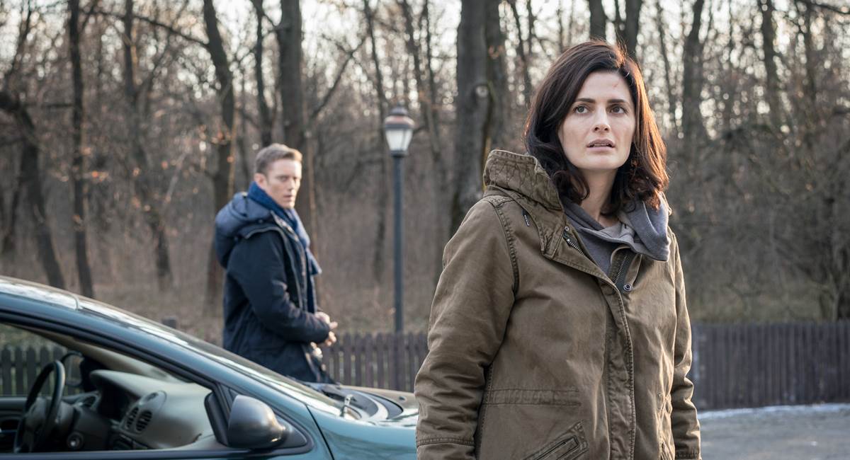 Neil Jackson como Jack Byrne e Stana Katic como Emily Byrne em Absentia