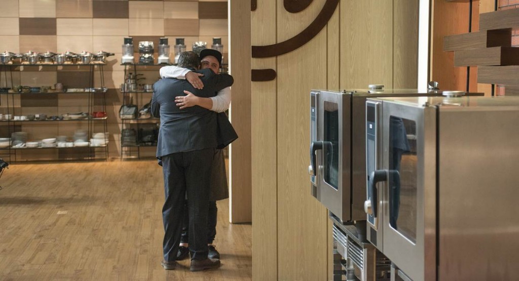 Ravi e Jacquin abraçados no MasterChef