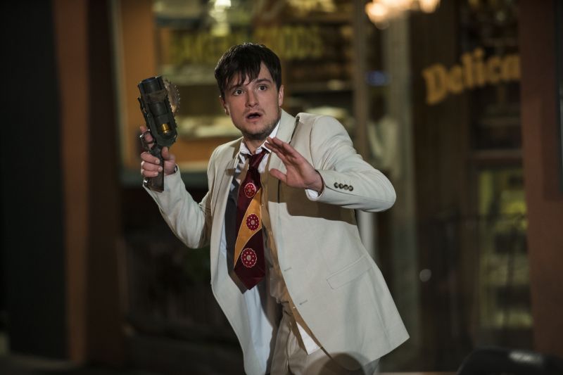 Josh Hutcherson na série Future man, da Fox Premium