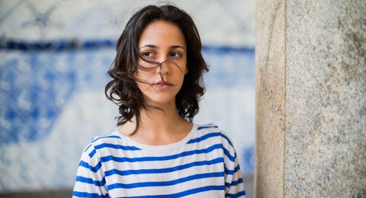 2015. Crédito: Bruno Mello/Divulgação. Atriz Camila Márdila: menos consumismo no Natal
