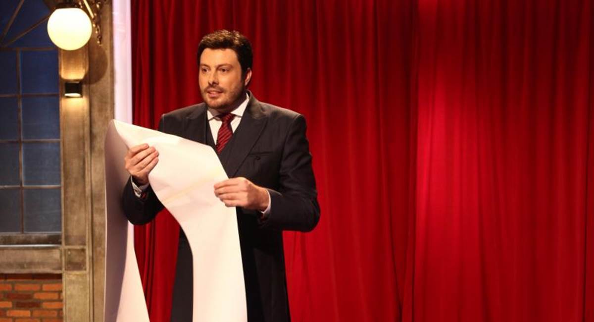 Crédito: SBT/Divulgação. The noite. com Danilo Gentilli, une entrevistas e humor.