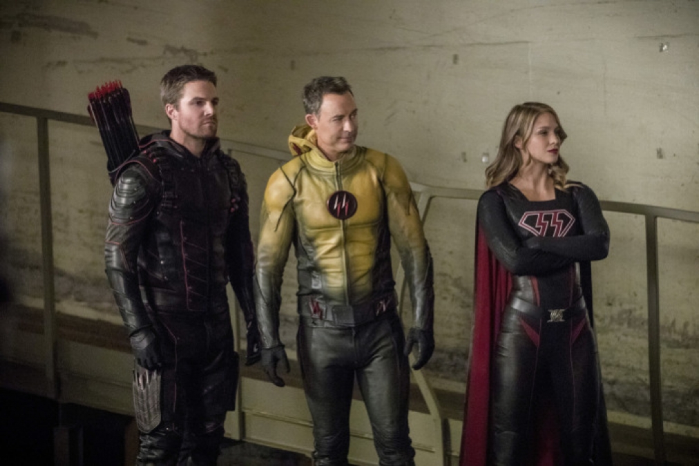 Os vilões do episódio são Oliver, Flash Reverso e Kara da Terra-53